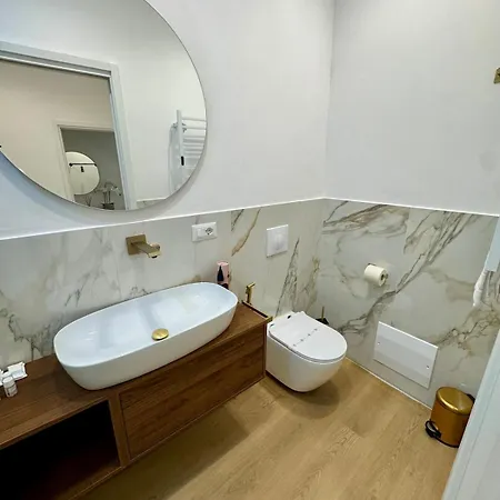 Scala 37 Interno 2, Trastevere, *