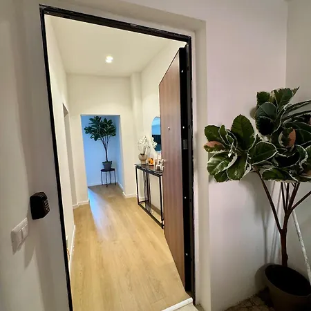 Scala 37 Interno 2, Trastevere, *